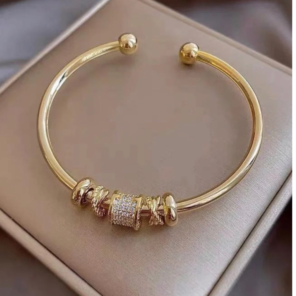 Elegant Gold Bracelet with Crystal Accents